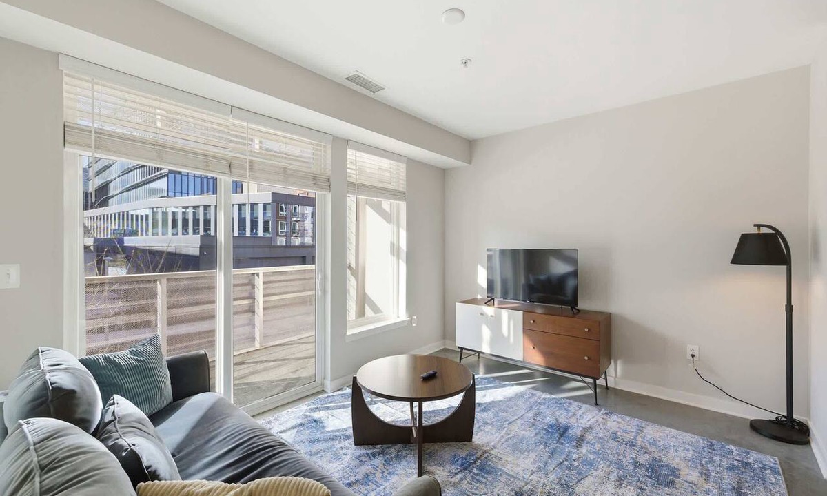 Market East District Apartment | CozySuites | Modern 1BR Monument Circle w/parking