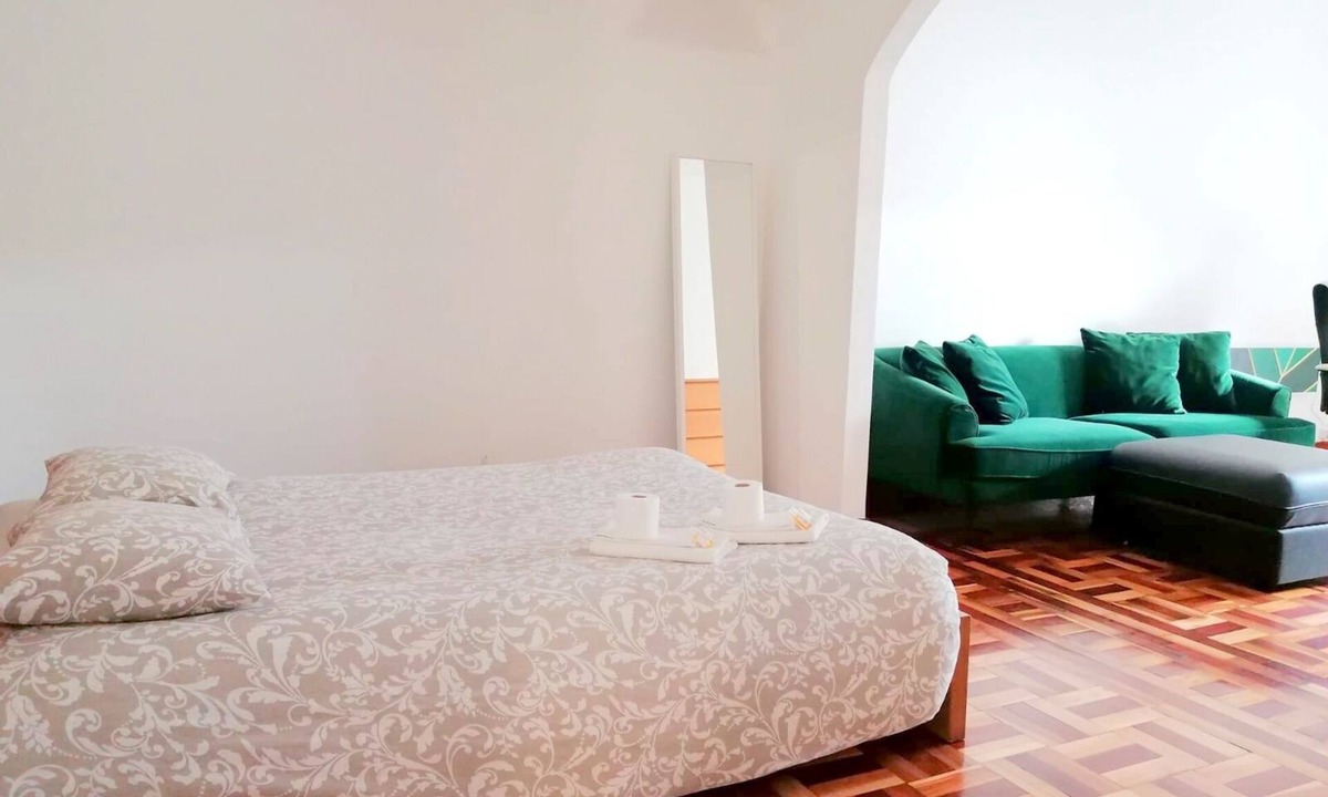 Santo Antonio dos Olivais Apartment | CQ4 | Large Studio with Balcony, Kitchen, Work/Dining Area and Private Bathroom