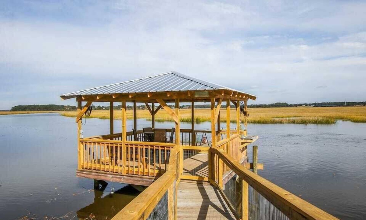 Midway House | Crabbin Cabin - Spacious, Seasonal Riverside Home