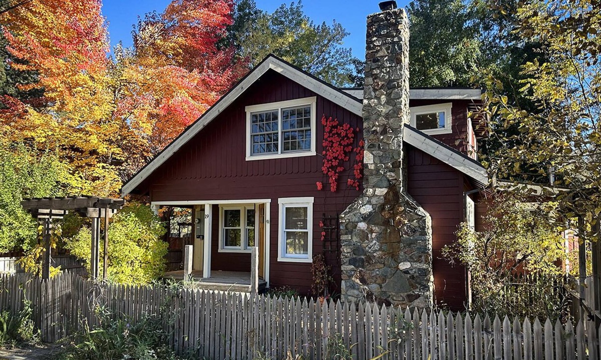 Graeagle House | Craftmen's-style home in the heart of Graeagle w/private backyard on greenbelt