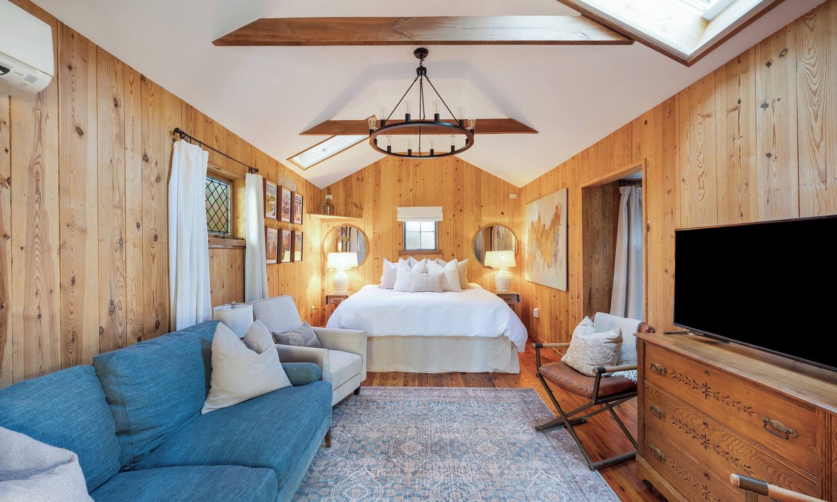 Clifford Cabin | Craftsman Cabin Retreat I Saltwater Hot Tub & Natural Beauty!