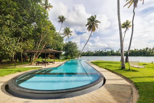 Puthenvelikara Resort | Cranganor History Café & Riverside Château