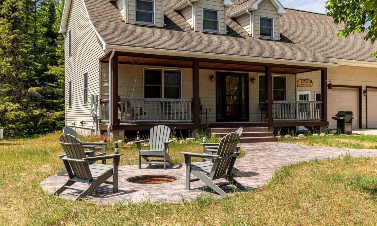 Paradise Cabin | Create Lasting Memories: Lakeside Family Getaway in the Heart of Paradise, Michigan
