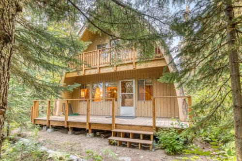 Government Camp House | Creek-side mountain cabin with fireplace balcony & full kitchen - near hiking