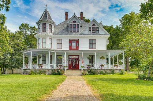 Yellville House | Creekfront Yellville Manor w/Parlors & Fire Pit!