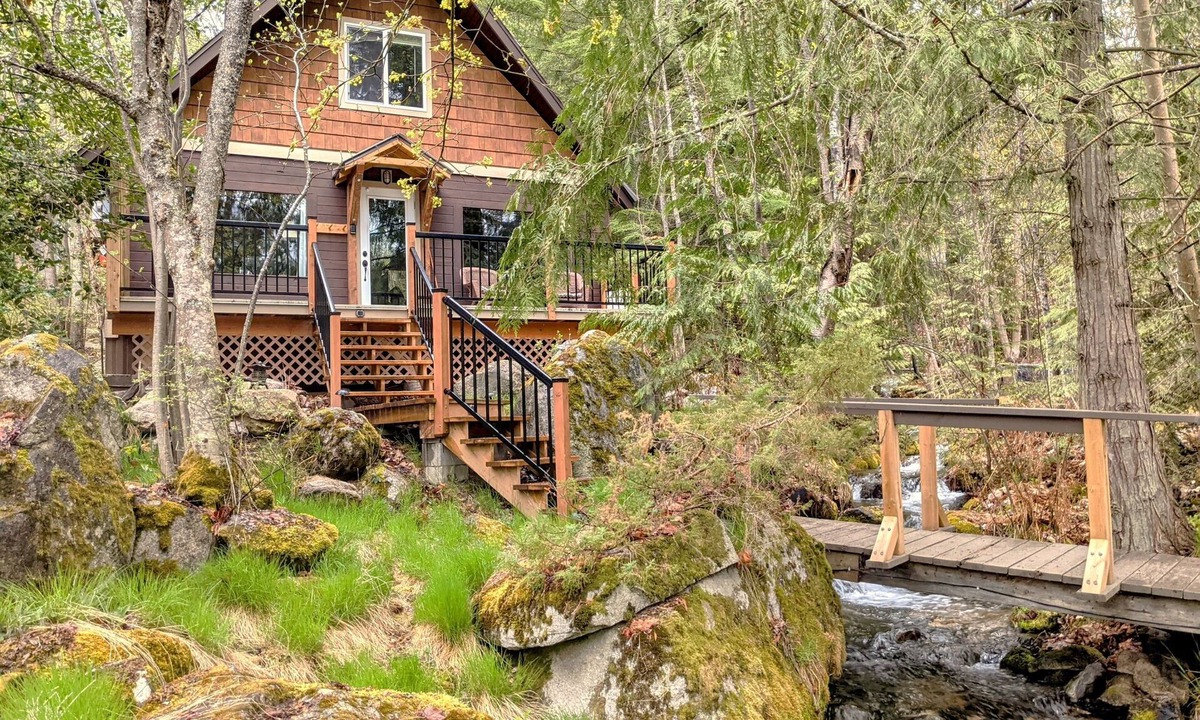 Nelson Cabin | Creekside Cabin - 2 minute walk to the beach. See calendar for available dates.