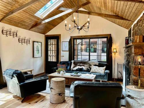 Shadow Mountain Ski Chalet | Creekside Cabin Red Rocks Concert Retreat