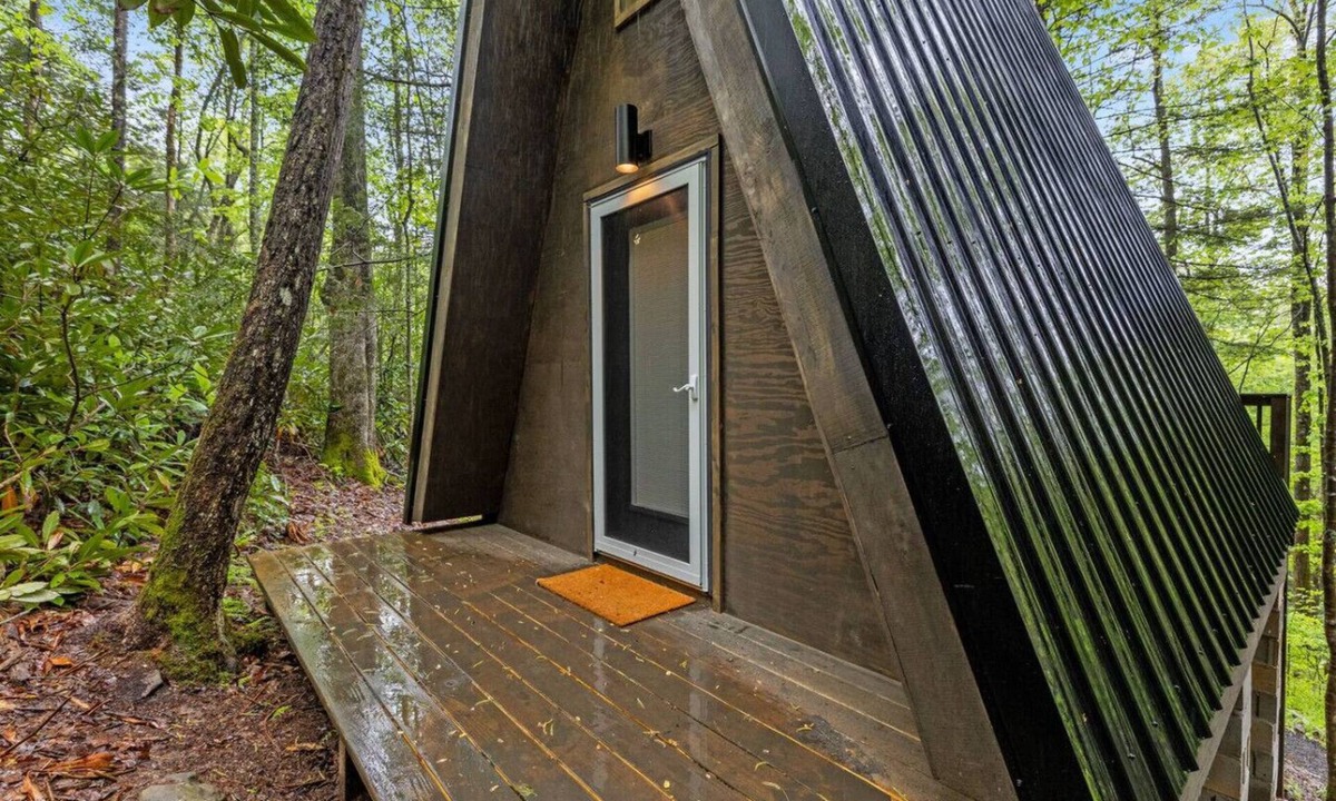 Pine Ridge Cabin | Creekside - Camping Cabin Retreat - RRG, KY