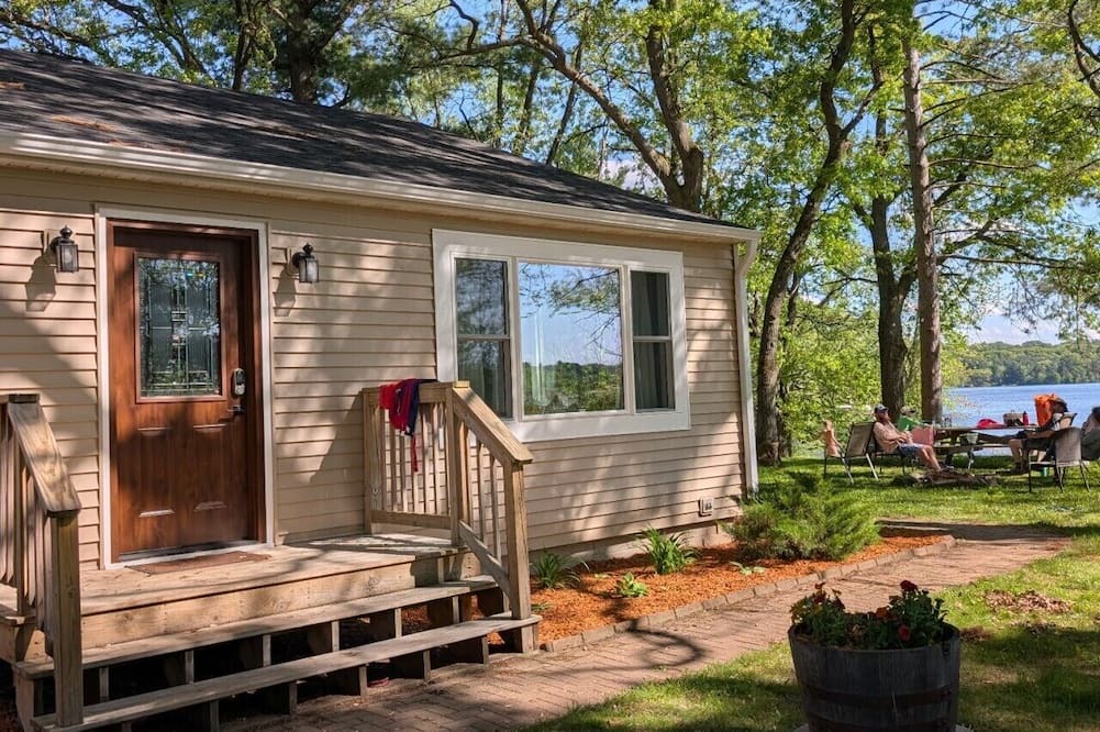 Seymour House | Creekside Cottage! Lake Altoona Getaway