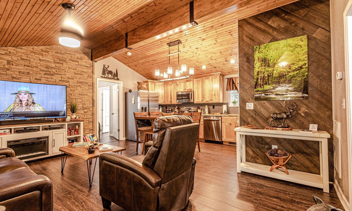 Cherokee Cabin | "CREEKSIDE ESCAPE" CABIN ON ROARING CREEK, HOT TUB, 2/2, BRYSON CITY