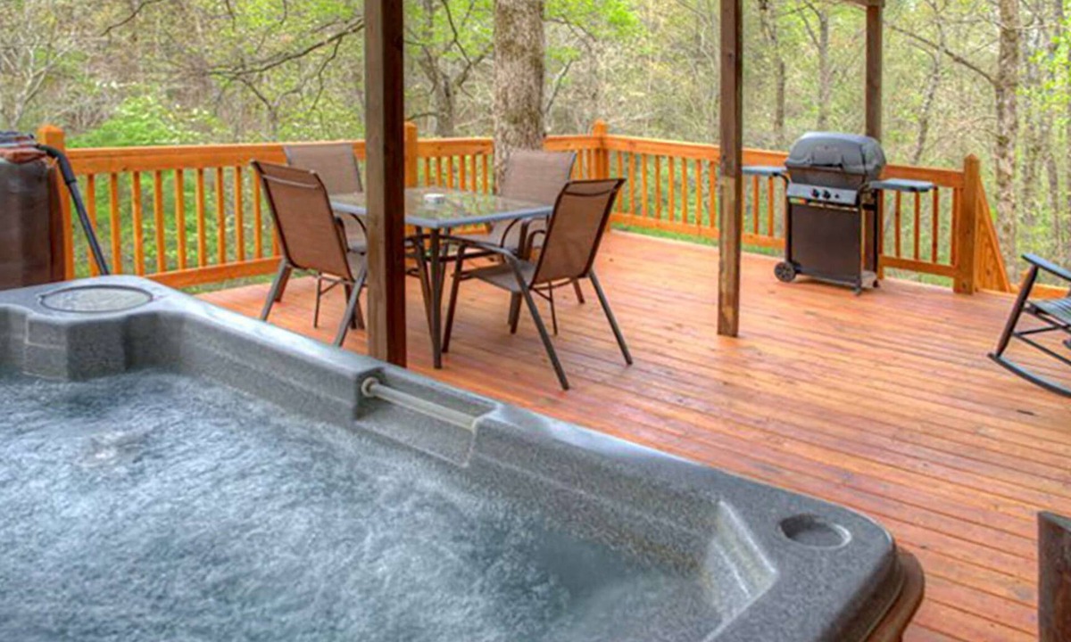 Clarkesville Cabin | Creekside Escape | Hot Tub, Fireplace & Dogs Welcome