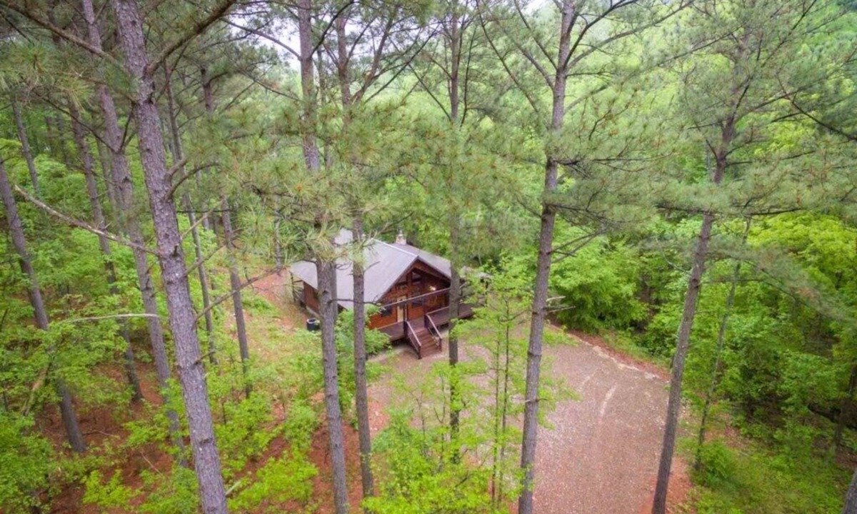 Broken Bow Cabin | Creekside Escape w/Hot Tub