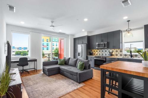 New Braunfels House | Creekside Modern - Condo for 4