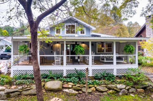 Bryson City House | Creekside Quarters, Modern Farmhouse, Deep Creek your Backyard Oasis, Hot Tub, Covered Porch, Ping Pong, Fire Pit, Outdoor Games, Close to Town & Entrance to National Park