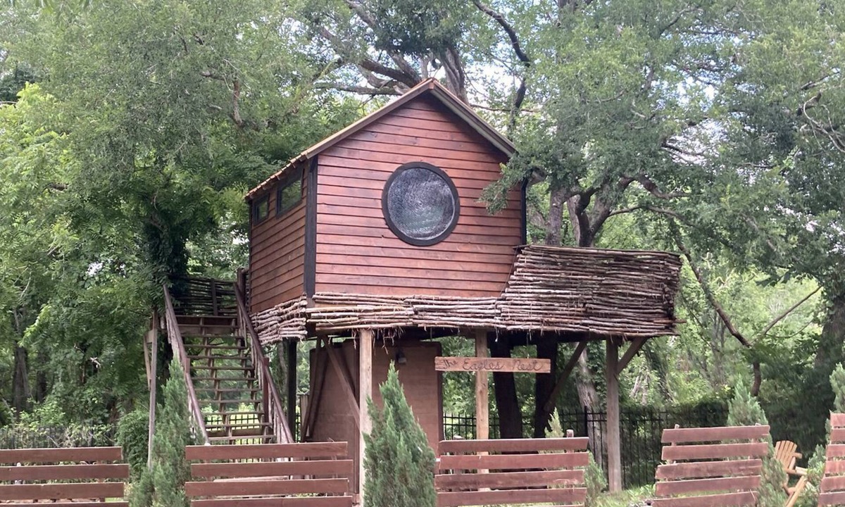 Willis Cabin | Creekside Texas Tree House Rental on Lake Conroe