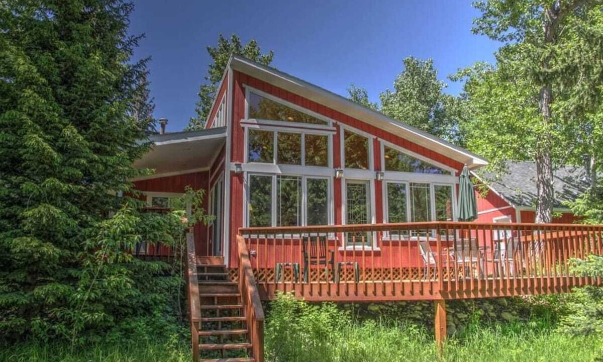 Red Lodge House | Creekside Wolf Cabin- On The River- Close to Town