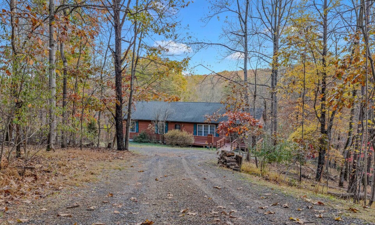 Berkeley Springs House | Creekview Cabin - hot tub, pets, grill, wifi, screen porch, fire ring