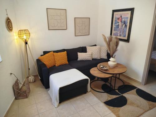 Akoumia House | Crest & Coast