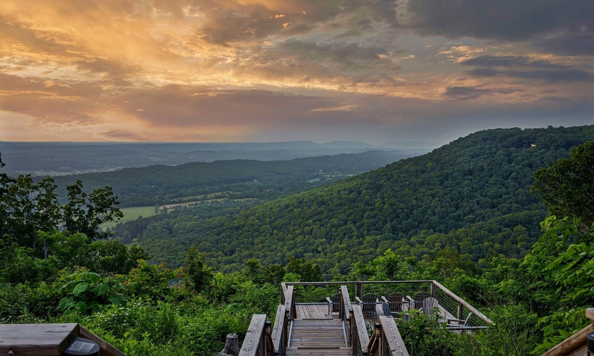 Fort Payne Cabin | Crest View Lodge with AMAZING VIEWS! Sunken Deck! Movie Theater! Fast Wi-Fi!