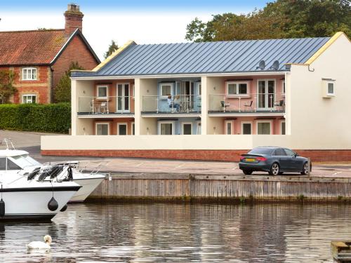 Wroxham House | Crested Grebe - Ukc2109