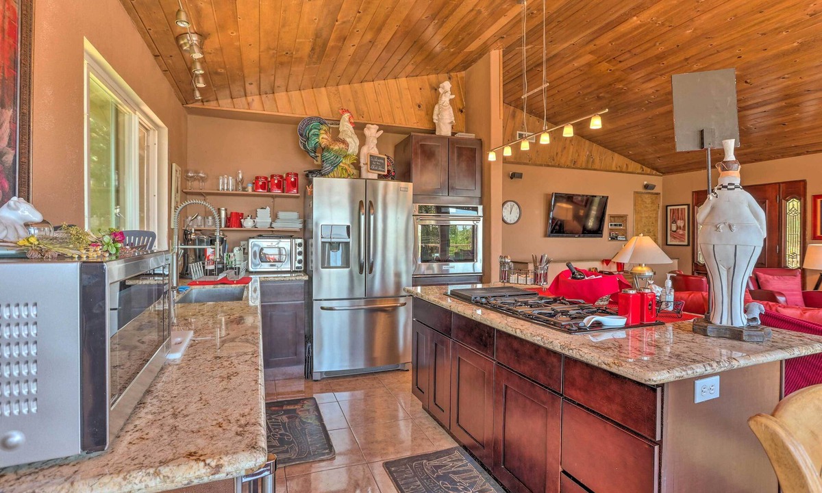 Cedarpines Park House | Crestline Area Escape w/ 3 Decks & Fire Pit!