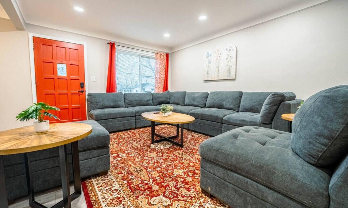 Lincoln Park House | Crew & Cast Haven - Work & Fishers Friendly Stay