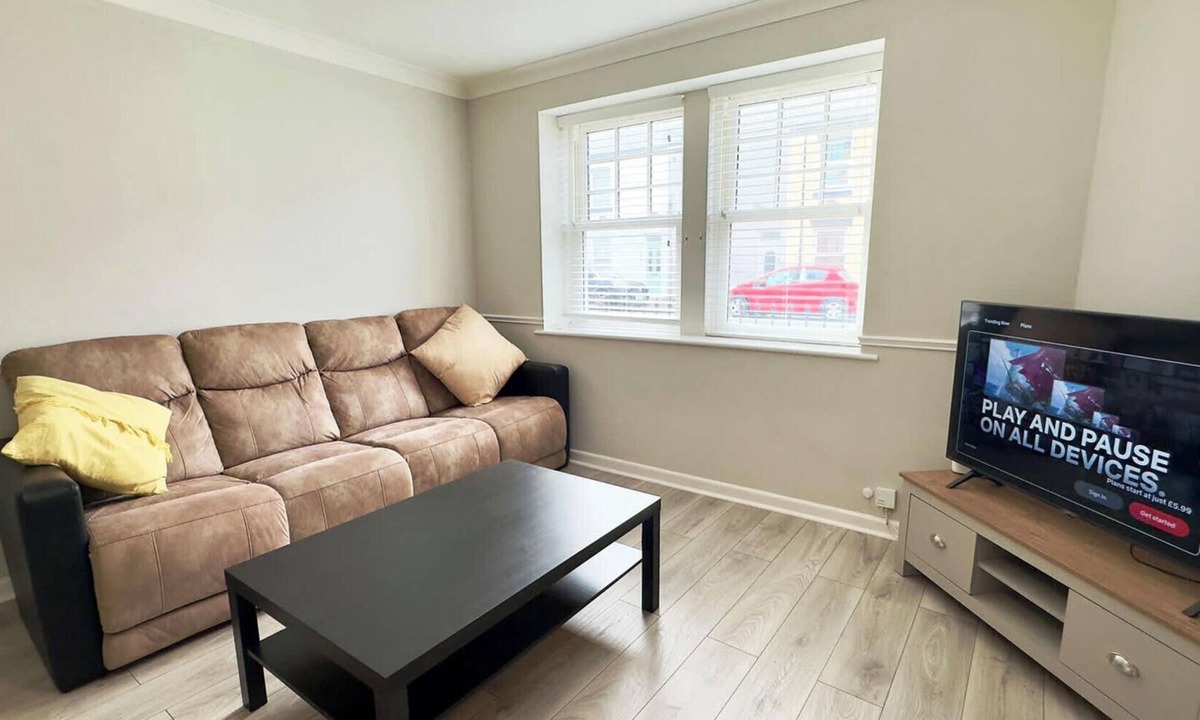 Fleetwood Apartment | Crews Cabin Summary: