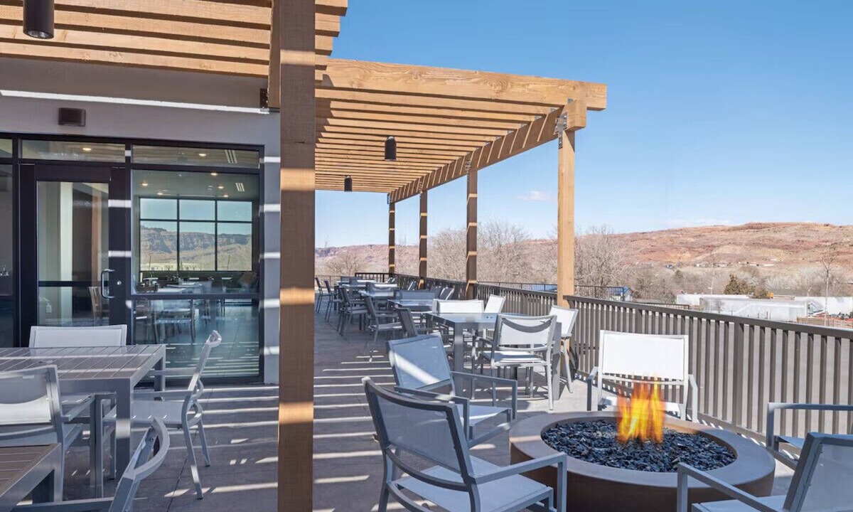 Moab Hotel | Crimson Cliffs Lodge King Suite Pool/Gym/Breakfast