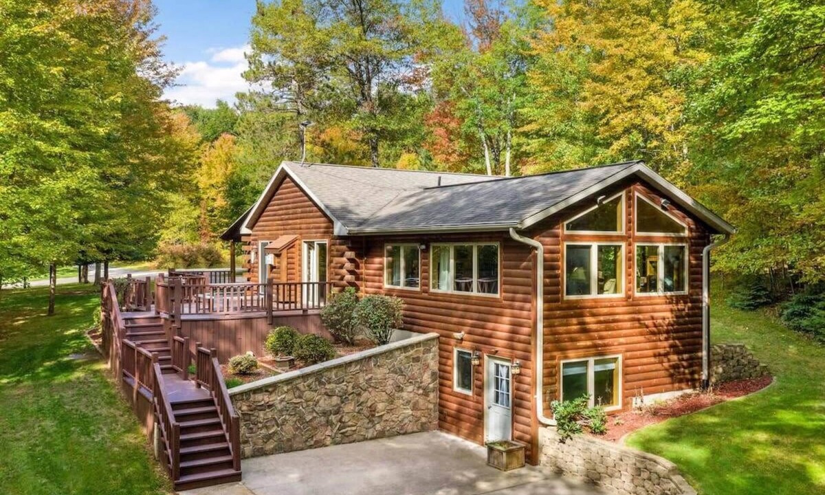 Crivitz House | Crivitz Luxury Retreat - Firepit, EV Charger