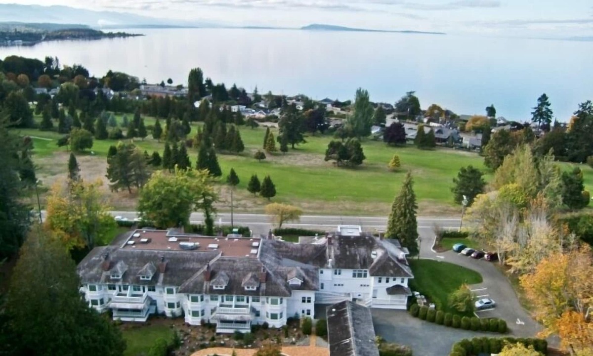 Regional District of Nanaimo Hotel | Crown Mansion Boutique Hotel & Villas