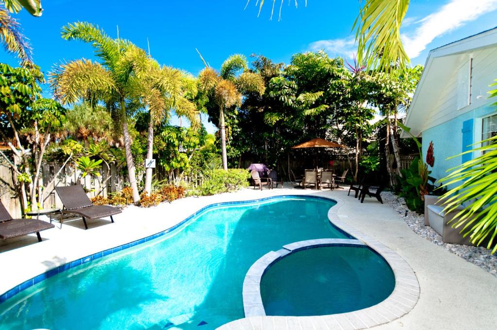 Holmes Beach House | Crows Nest Spinnakers Cottages - 202 - 56th 2