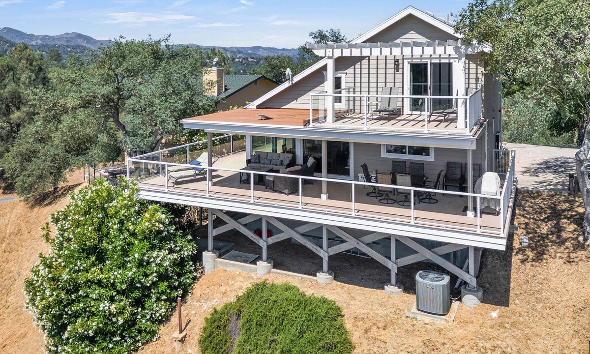 Oak Shores House | Crows Nest With A View - Hilltop Lake Retreat with Panoramic Views
