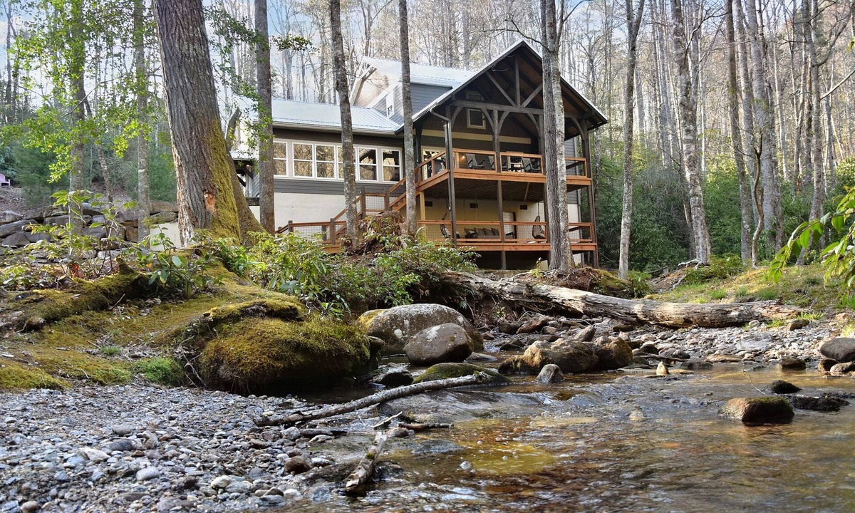 Sapphire Cabin | CRYSTAL CREEK ARCADE HOUSE! Big Creek + Arcade Room + Decks + Resort Amenities!