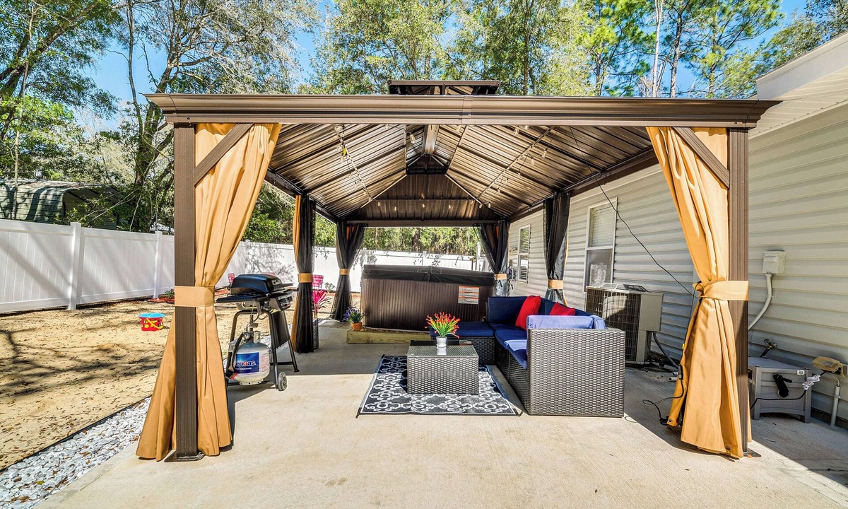 Crystal River Cottage | Crystal River Getaway w/Hot Tub & Fire Pit!