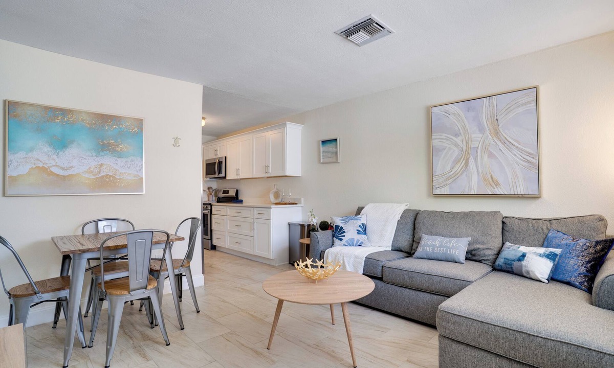 Indian Rocks Beach Apartment | Crystal Sands Beach House in IRB! Great location 2/1