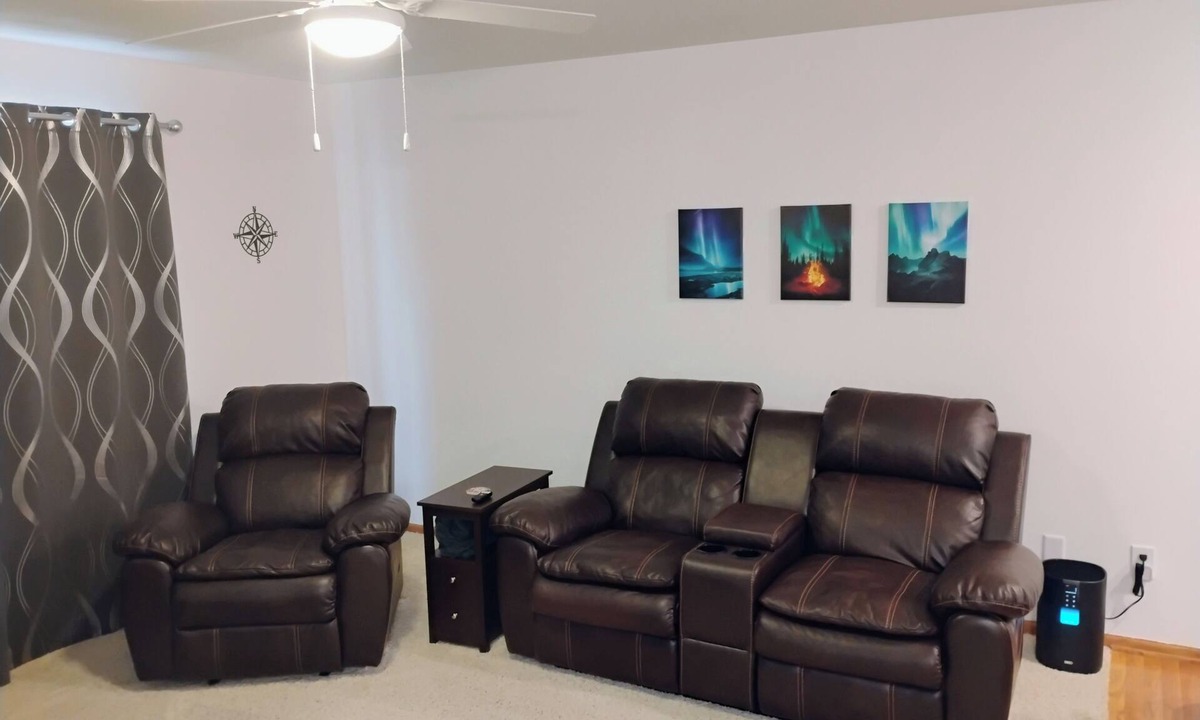 Indianola House | Current-ly Relaxing - 2 Queen Bedrooms, Private Parking, Full Kitchen & Bathroom