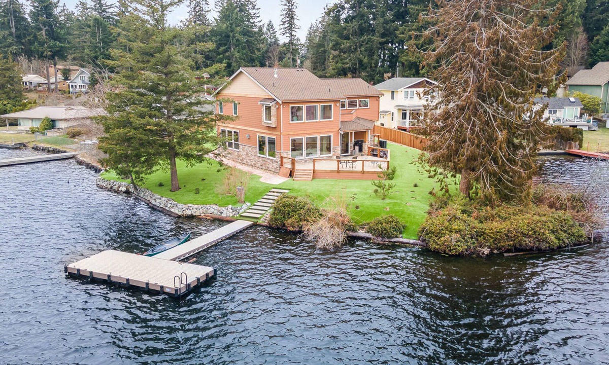 Black Diamond House | Custom-built lakefront lodge with a dock, deck, & grill for a party of eight