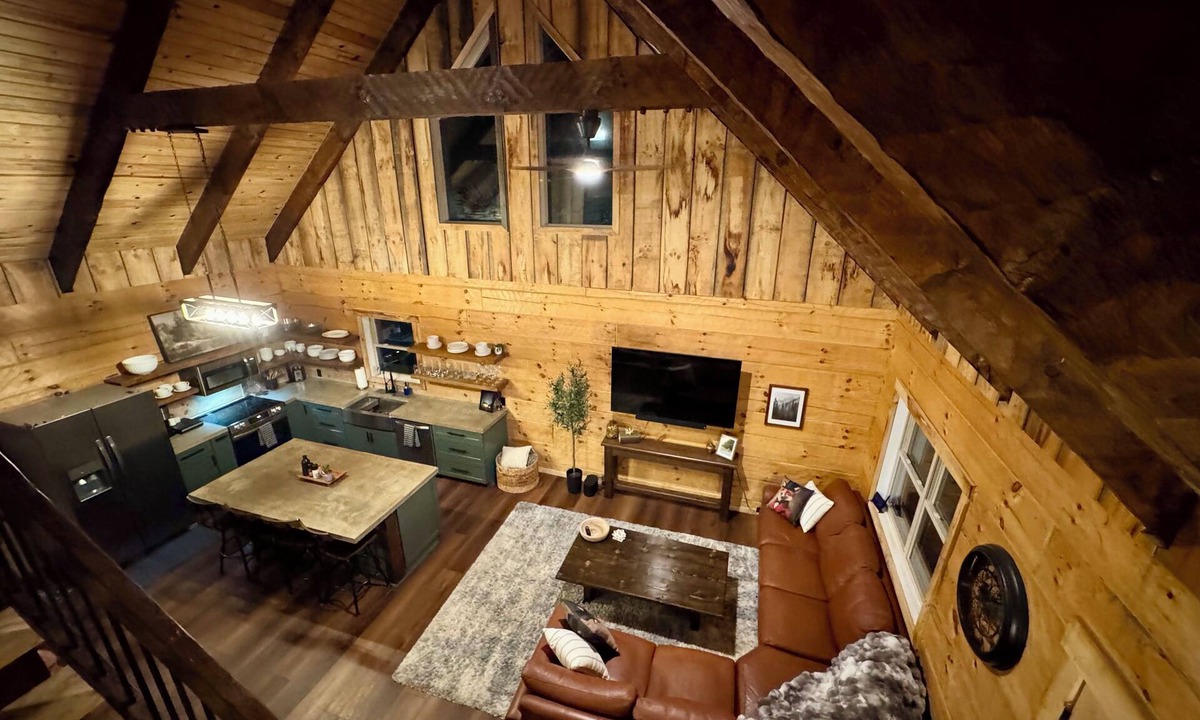 Front Royal Cabin | Custom Log Cabin Hot Tub 🐕 Friendly Close to River,Wineries,Breweries
