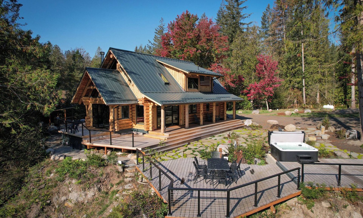 Marmot House | Custom Luxury River Front Log Home, River Access, Hot Tub