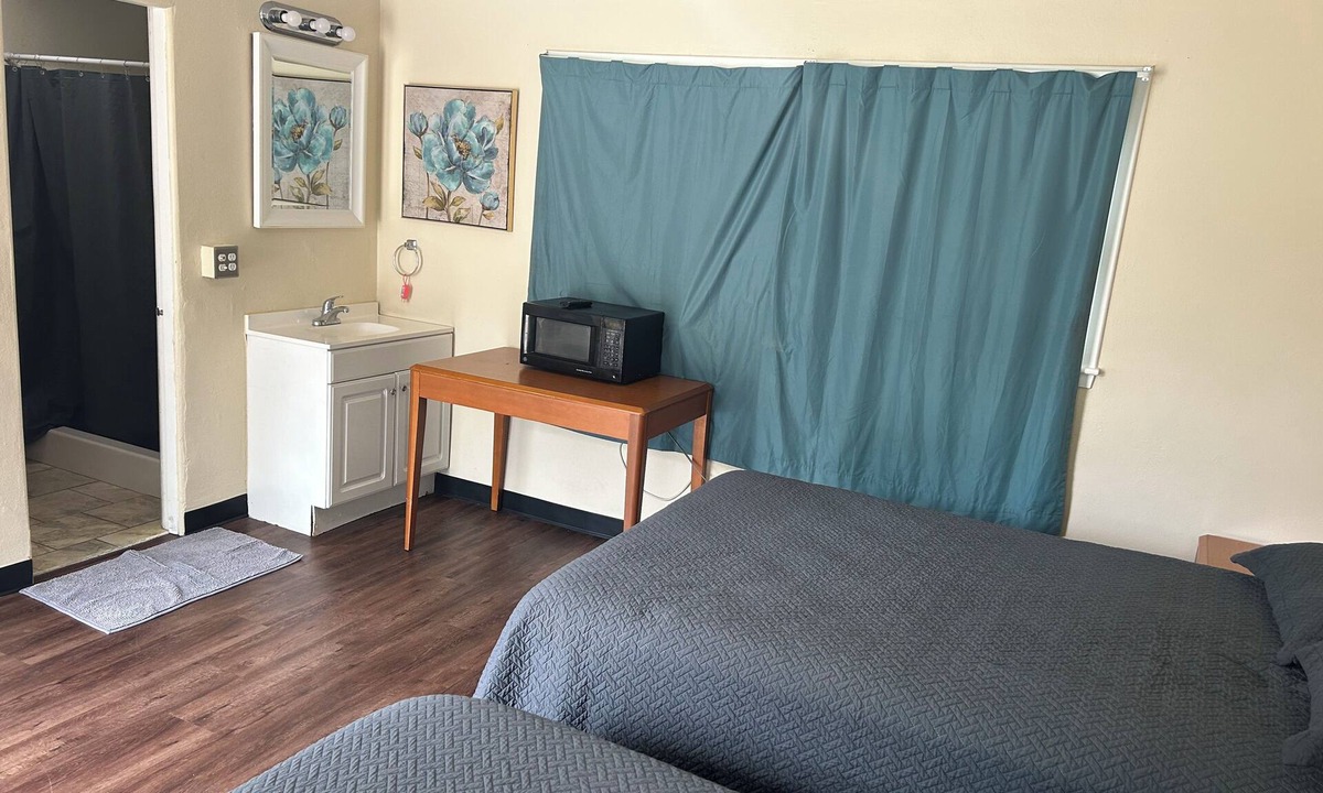 Hutchinson Hotel | Custom Stay