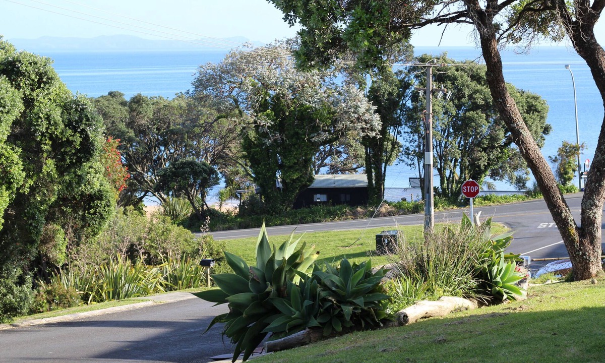 Cable Bay Cottage | Cute 1 Brm unit, walk to the beach, With great Sea Views.