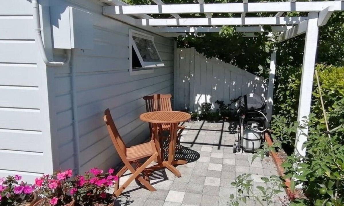 Longlands Cottage | Cute and private self Contained Cottage