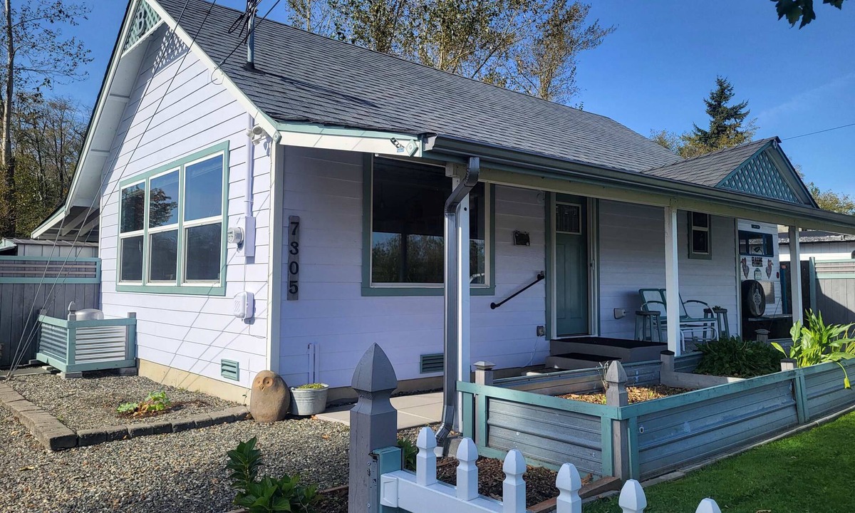 Birch Bay Apartment | Cute Cottage with fully fenced yard, covered back patio with firepit.