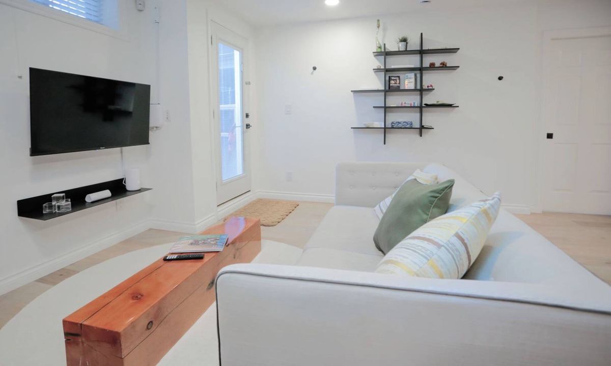 Kerrisdale House | Cute Executive Basement Suite