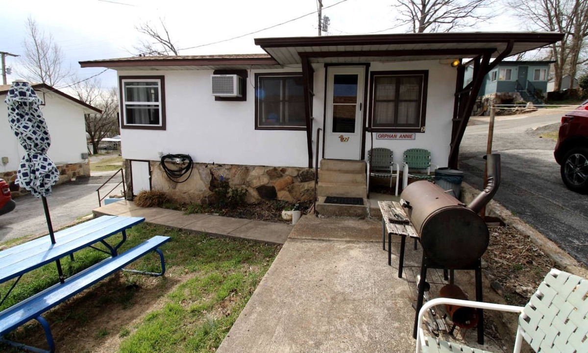 Rockaway Beach Cabin | Cute Lakeside Cabin for an Unforgettable Fishing Adventure on Lake Taneycomo in Rockaway Beach, Missouri