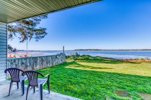 Coos Bay House | Cute Waterfront Cottage with Private washer&dryer & Wonderful Views of the Bay