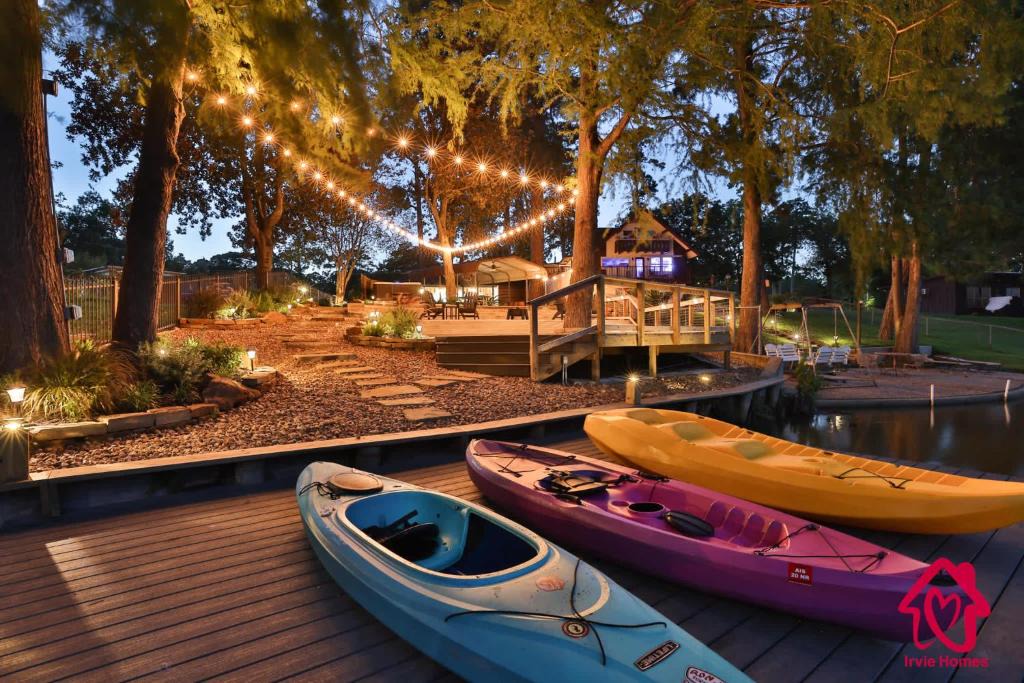 Kingwood House | Cypress Cove Waterfront Pickleball Hot tub