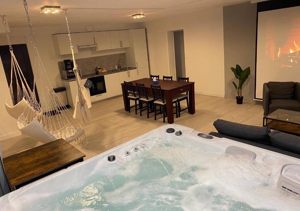 Quartier Vieux Marche-Cathedrale Apartment | Détente absolue - Jacuzzi, billard, ping-pong - 041