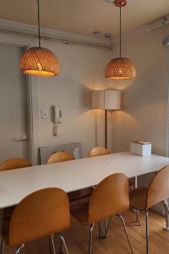 Daemyeong-dong Apartment | Daegu, Apsan, Room 2, Spacious Living Room, Emotional Dining, Pretty Bathtub, Parking Guaranteed