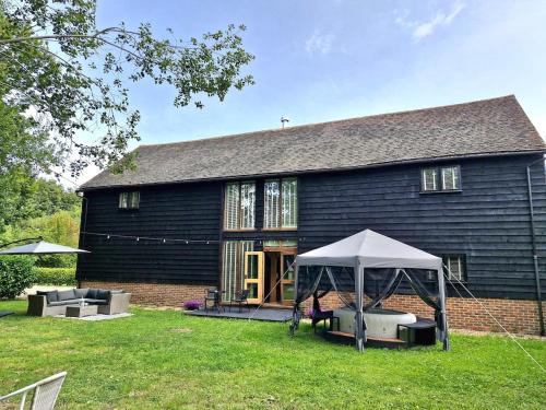 East Grinstead House | Dairy Cottage with hot tub & pizza oven